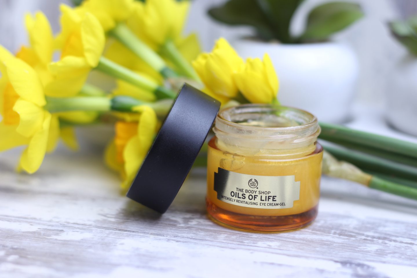 THE BODY SHOP – Intensely Revitalising Eye-Cream Gel